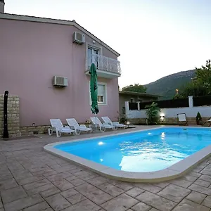  Willa Tago With Heated New Pool
